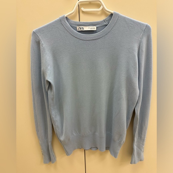 Zara spring light sweater in light blue! Gold buttons on the arms - Picture 2 of 3